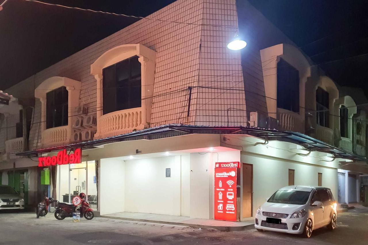 Reddoorz At Mayjen Sungkono Surabaya Buitenkant foto